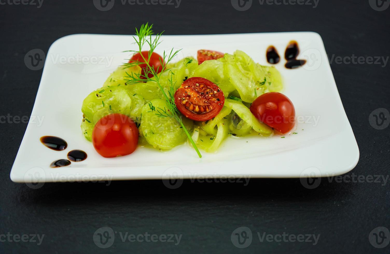 Salada de pepino com ervas e especiarias foto