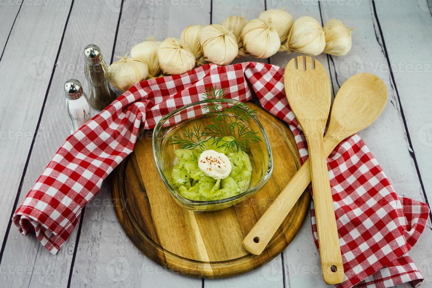 Salada de pepino com ervas e especiarias foto