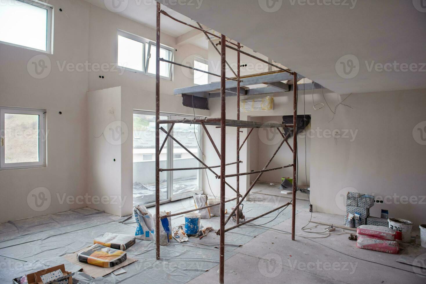 interior do canteiro de obras com andaimes foto