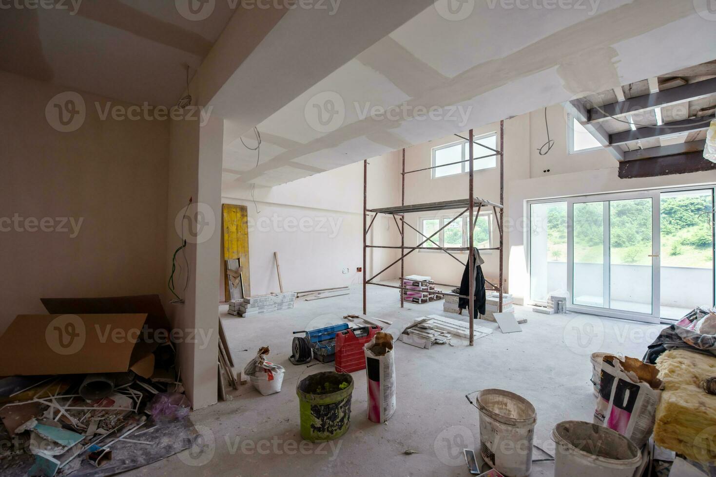 interior do canteiro de obras com andaimes foto