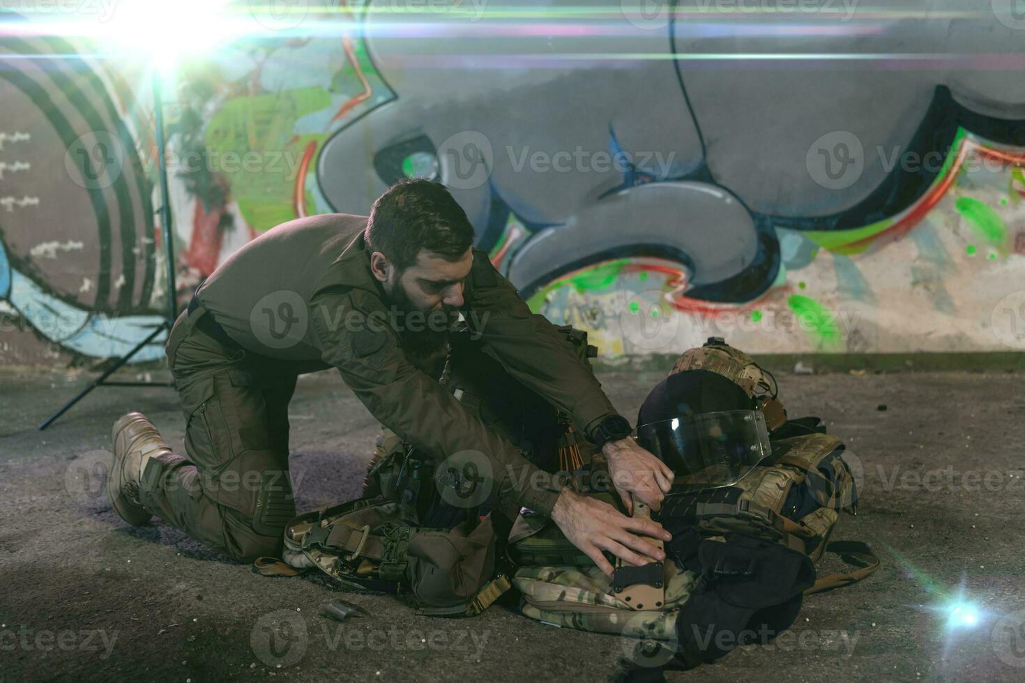 exército corpo armaduras, capacete e munição, kalashnikov assalto rifle com matronas e primeiro ajuda torniquete composição em Castanho madeira. exército corpo armaduras. plano deitado. militares conceito. foto