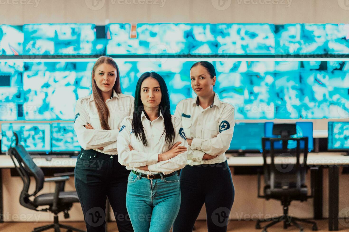 grupo retrato do fêmea segurança operador enquanto trabalhando dentro uma dados sistema ao controle quarto escritórios técnico operador trabalhando às posto de trabalho com múltiplo exibe, segurança guarda trabalhando em múltiplo seg foto