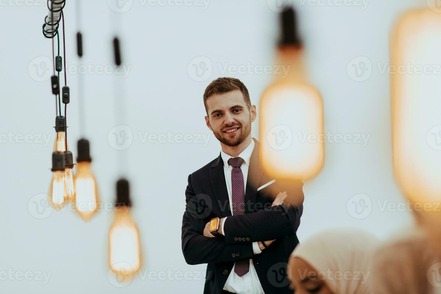 foto retrato do uma Gerente trabalhando dentro uma moderno companhia lidando com digital marketing