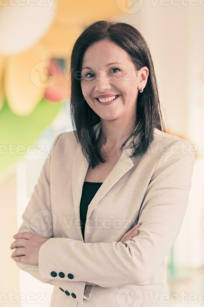 jovem empresária sorridente feliz com braços cruzado. seletivo foco foto