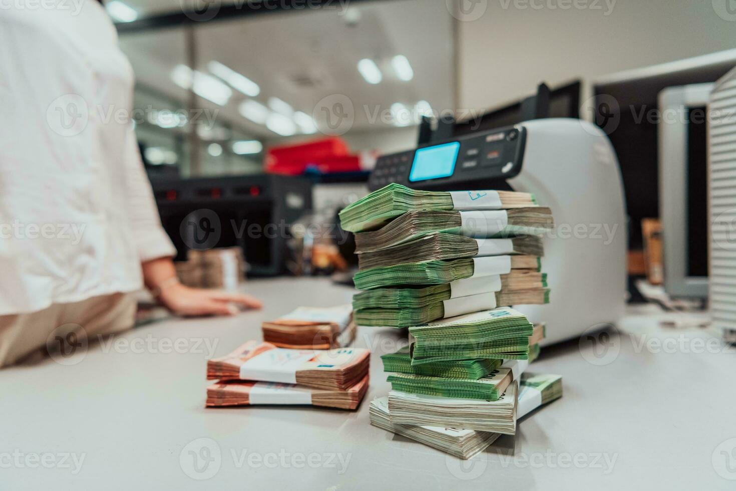 classificado notas colocada em a mesa depois de isto é contado em a eletrônico dinheiro contando máquina foto