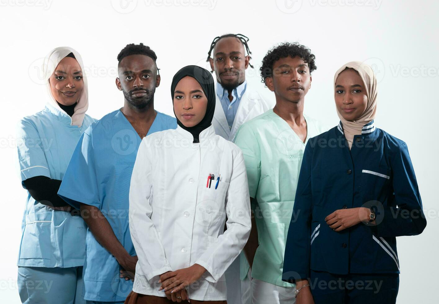 equipe ou grupo do uma doutor, enfermeira e médico profissional colegas de trabalho em pé junto. retrato do diverso cuidados de saúde trabalhadores olhando confiante. meio Oriental e africano, muçulmano médico equipe. foto