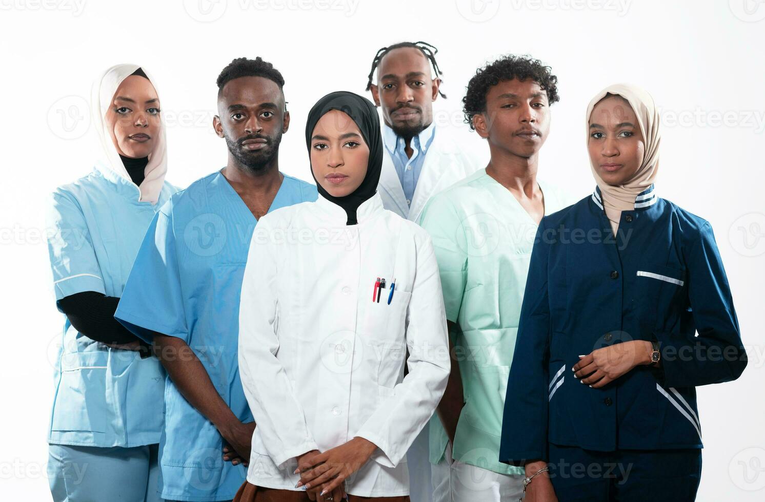 equipe ou grupo do uma doutor, enfermeira e médico profissional colegas de trabalho em pé junto. retrato do diverso cuidados de saúde trabalhadores olhando confiante. meio Oriental e africano, muçulmano médico equipe. foto