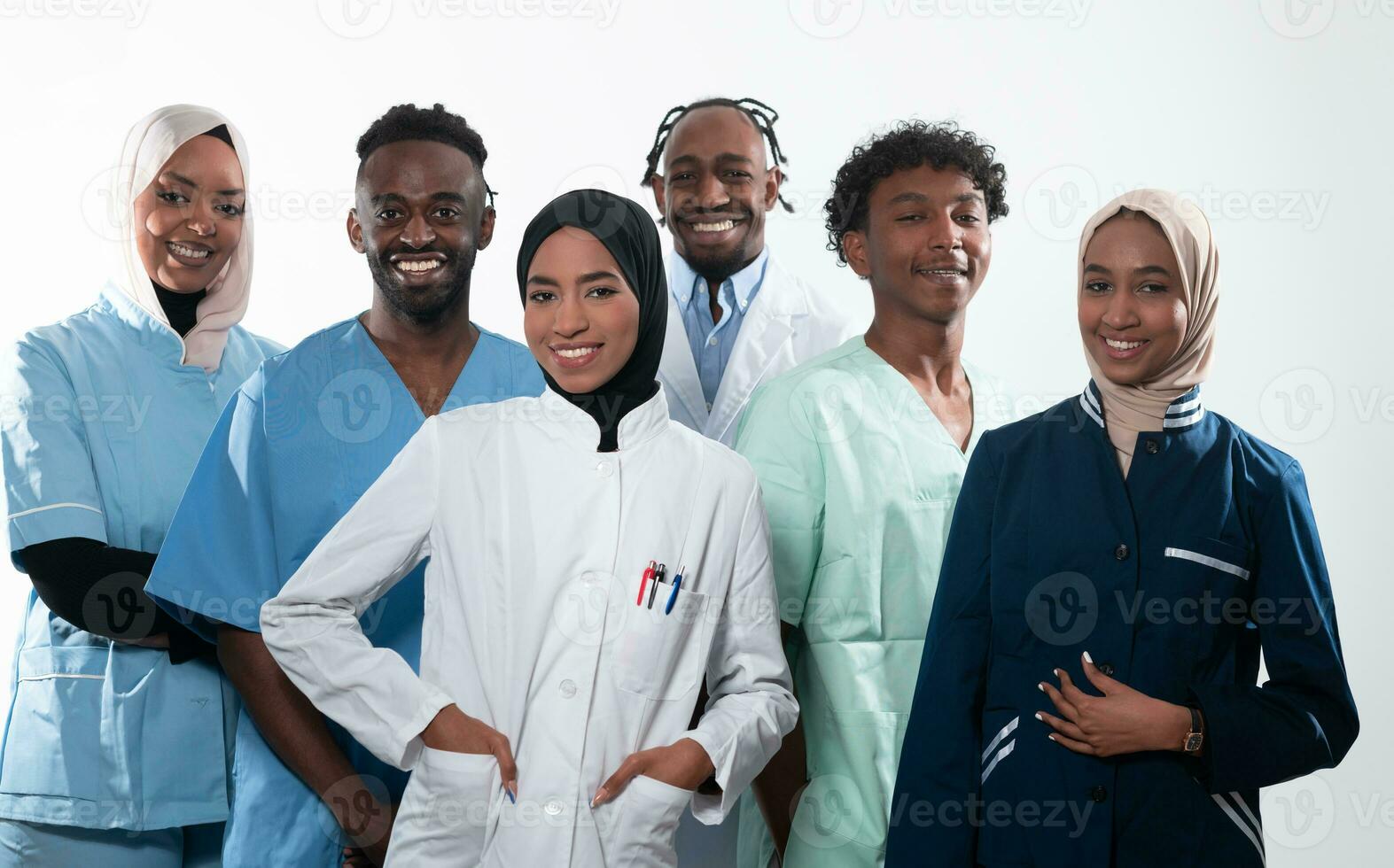 equipe ou grupo do uma doutor, enfermeira e médico profissional colegas de trabalho em pé junto. retrato do diverso cuidados de saúde trabalhadores olhando confiante. meio Oriental e africano, muçulmano médico equipe. foto