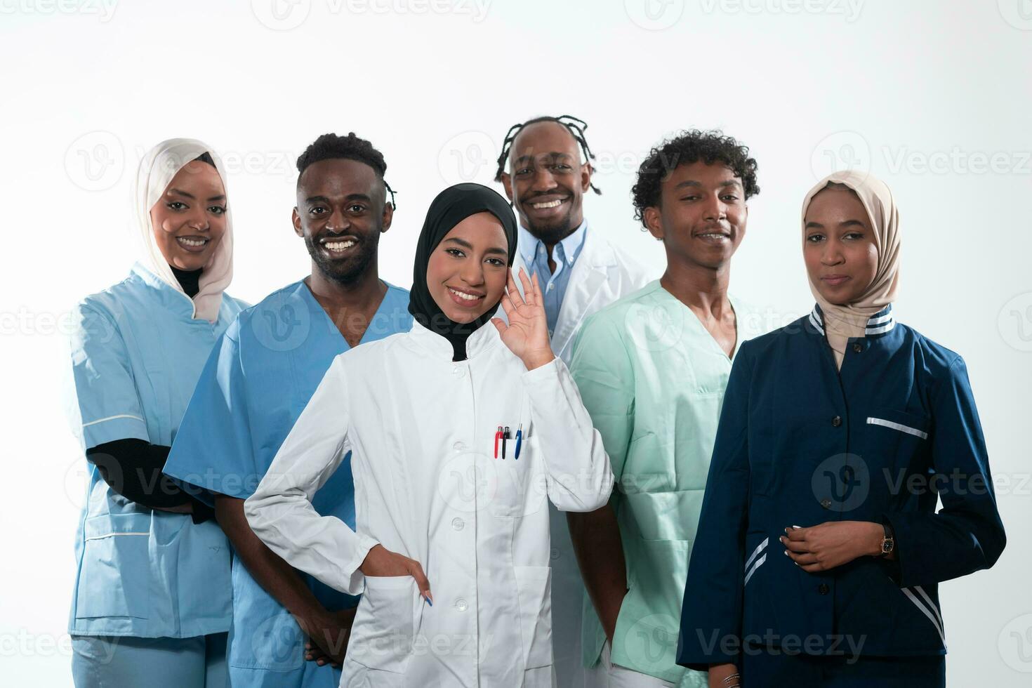 equipe ou grupo do uma doutor, enfermeira e médico profissional colegas de trabalho em pé junto. retrato do diverso cuidados de saúde trabalhadores olhando confiante. meio Oriental e africano, muçulmano médico equipe. foto