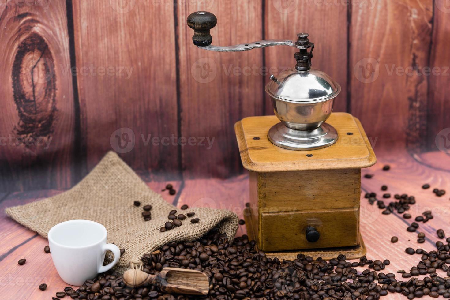 grãos de café torrados e um moedor de café vitage foto