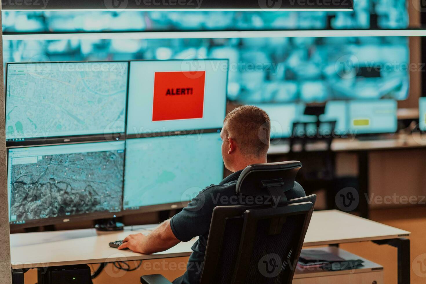 masculino segurança operador trabalhando dentro uma dados sistema ao controle quarto escritórios técnico operador trabalhando às posto de trabalho com múltiplo exibe, segurança guarda trabalhando em múltiplo monitores masculino computador ópera foto