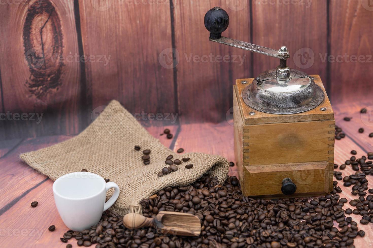 grãos de café torrados e um moedor de café vitage foto