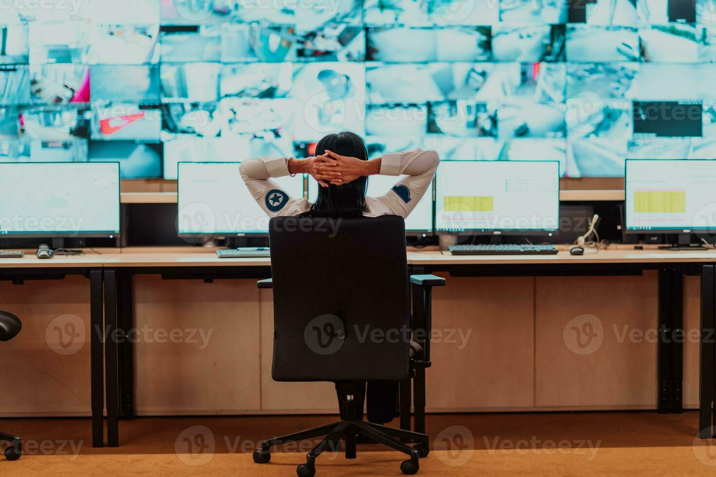 fêmea segurança operador trabalhando dentro uma dados sistema ao controle quarto escritórios técnico operador trabalhando às posto de trabalho com múltiplo exibe, segurança guarda trabalhando em múltiplo monitores foto