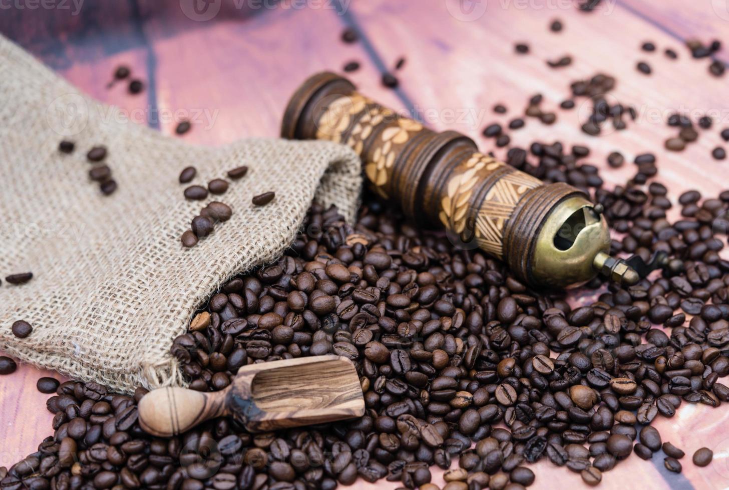grãos de café torrados e um moedor de café vitage foto