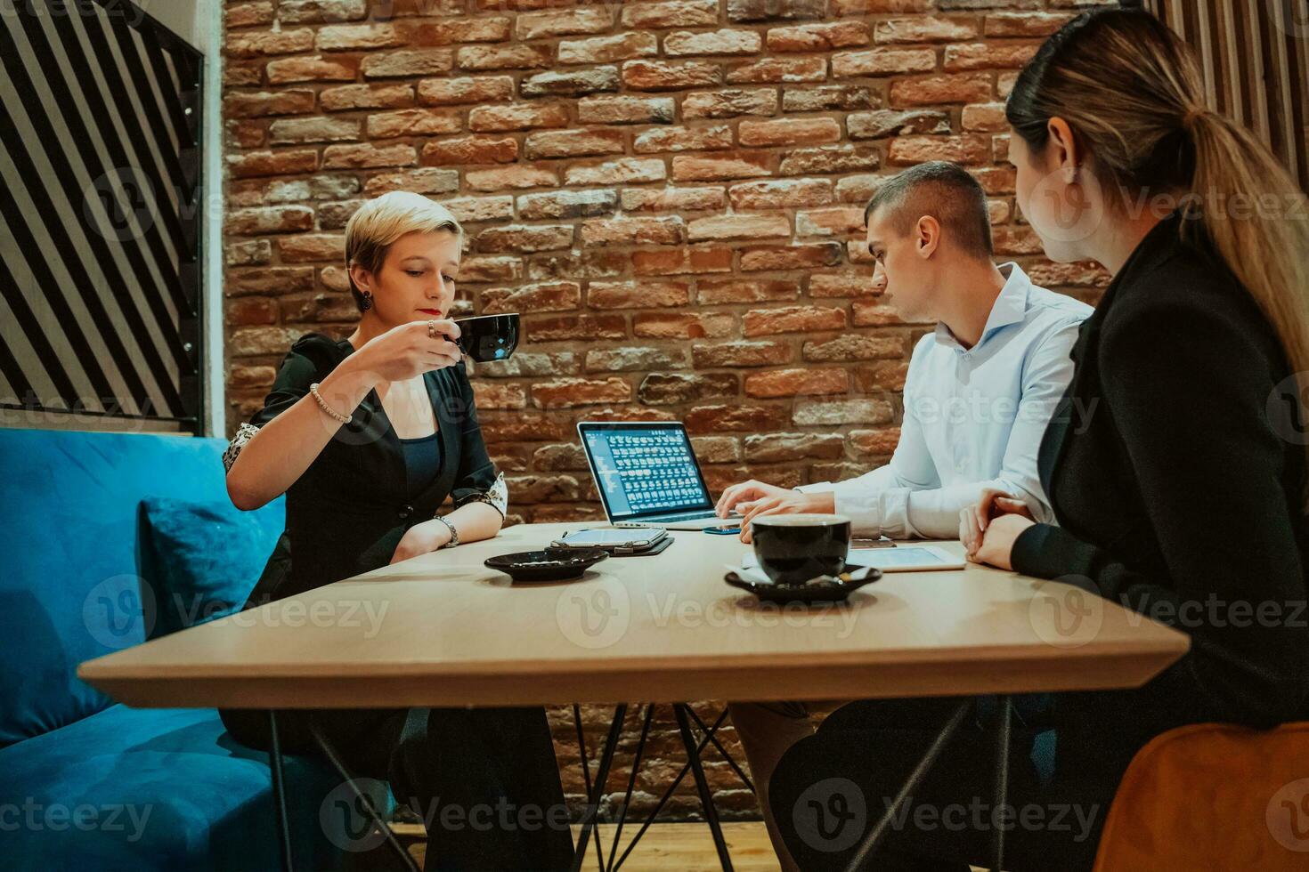 feliz pessoas de negócio sorridente alegremente durante uma encontro dentro uma café fazer compras. grupo do bem sucedido o negócio profissionais trabalhando Como uma equipe dentro uma multicultural ambiente de trabalho. foto