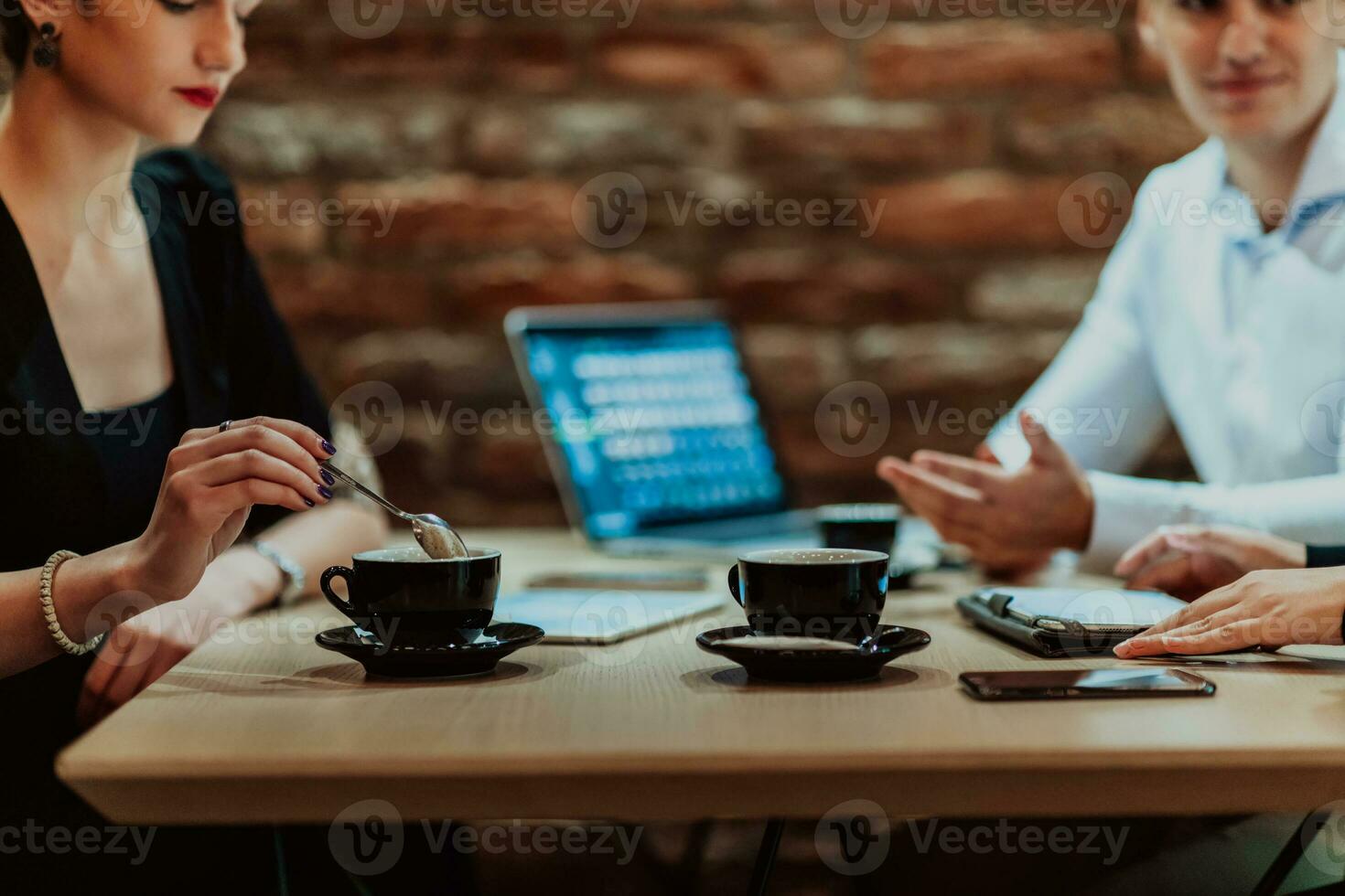 feliz pessoas de negócio sorridente alegremente durante uma encontro dentro uma café fazer compras. grupo do bem sucedido o negócio profissionais trabalhando Como uma equipe dentro uma multicultural ambiente de trabalho. foto