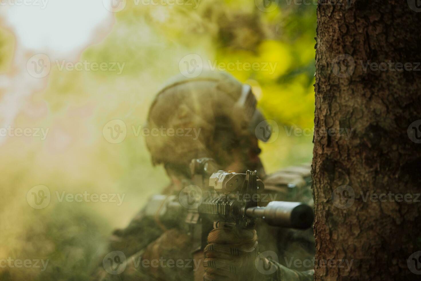 uma moderno guerra soldado em guerra dever dentro denso e perigoso floresta áreas. perigoso militares resgate operações foto