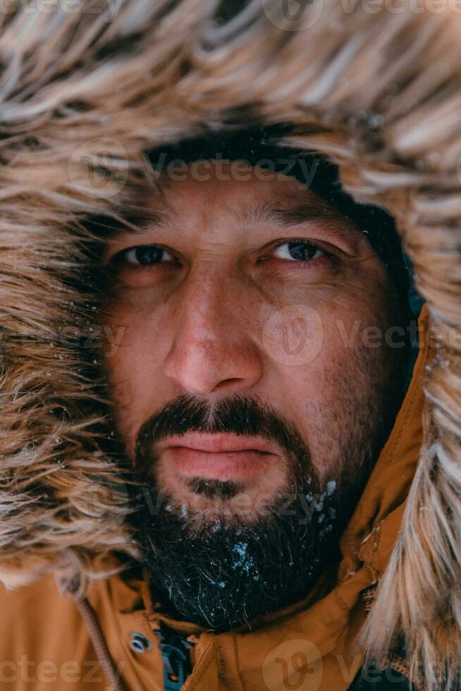 Tiros na Cabeça foto do uma homem dentro uma frio Nevado área vestindo uma Grosso Castanho inverno Jaqueta e luvas. vida dentro frio regiões do a país.