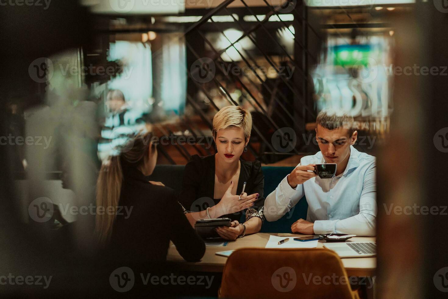 feliz pessoas de negócio sorridente alegremente durante uma encontro dentro uma café fazer compras. grupo do bem sucedido o negócio profissionais trabalhando Como uma equipe dentro uma multicultural ambiente de trabalho. foto