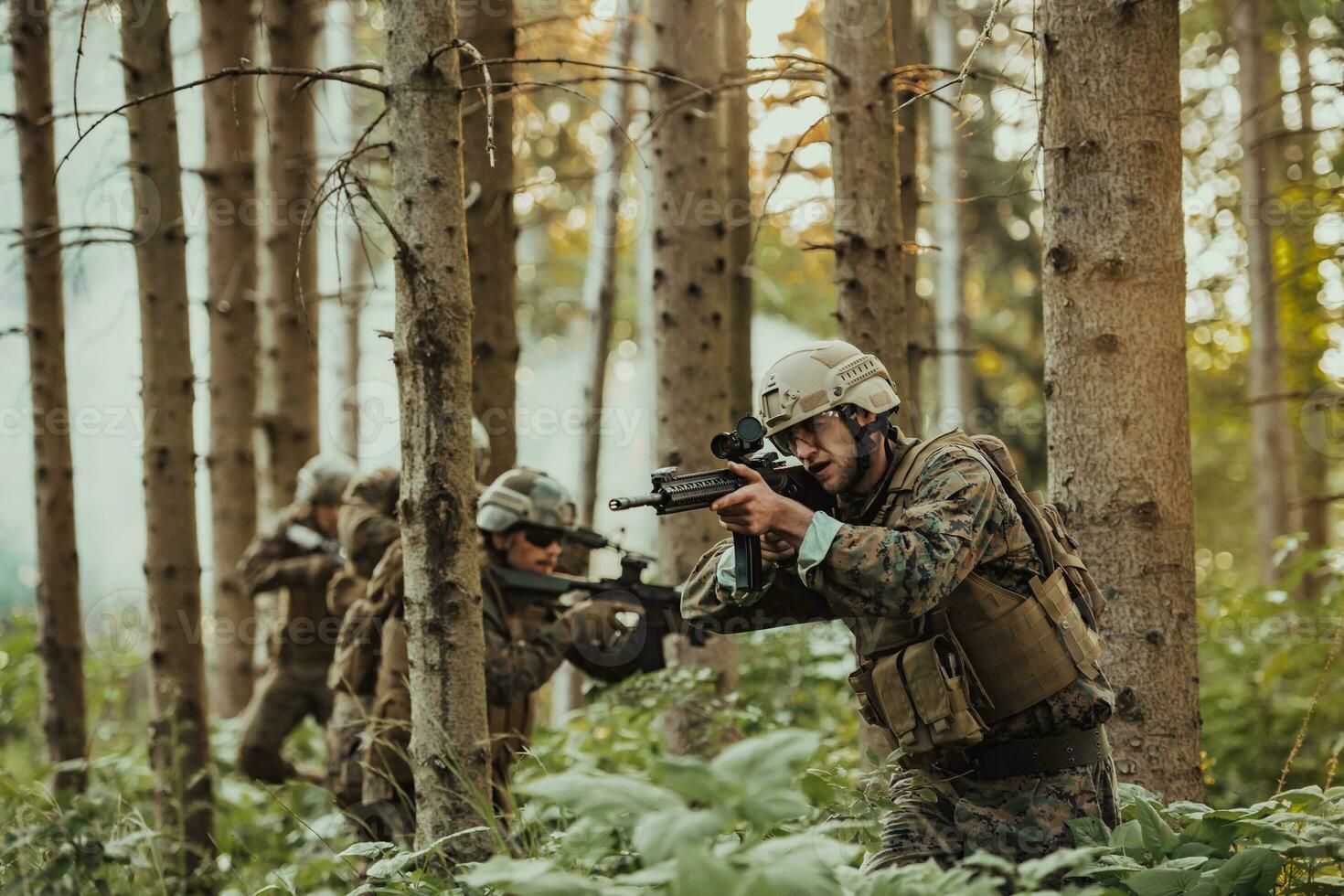 uma grupo do moderno guerra soldados é brigando uma guerra dentro perigoso controlo remoto floresta áreas. uma grupo do soldados é brigando em a inimigo linha com moderno armas. a conceito do guerra e militares conflitos foto