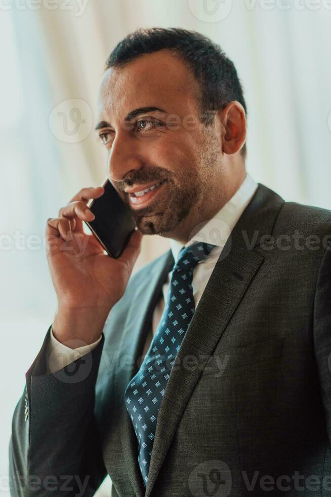foto do uma homem de negocios dentro uma moderno companhia usando uma Smartphone. seletivo foco