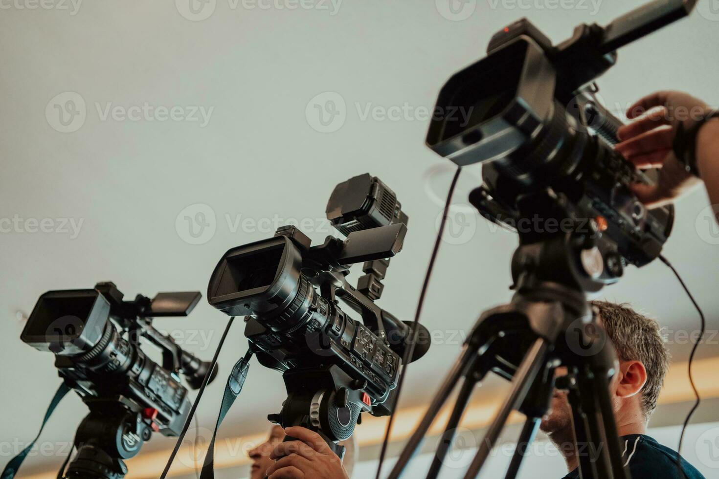 profissional vídeo Produção Câmera gravação viver evento em estágio. televisão social meios de comunicação transmissão seminário conferência. foto