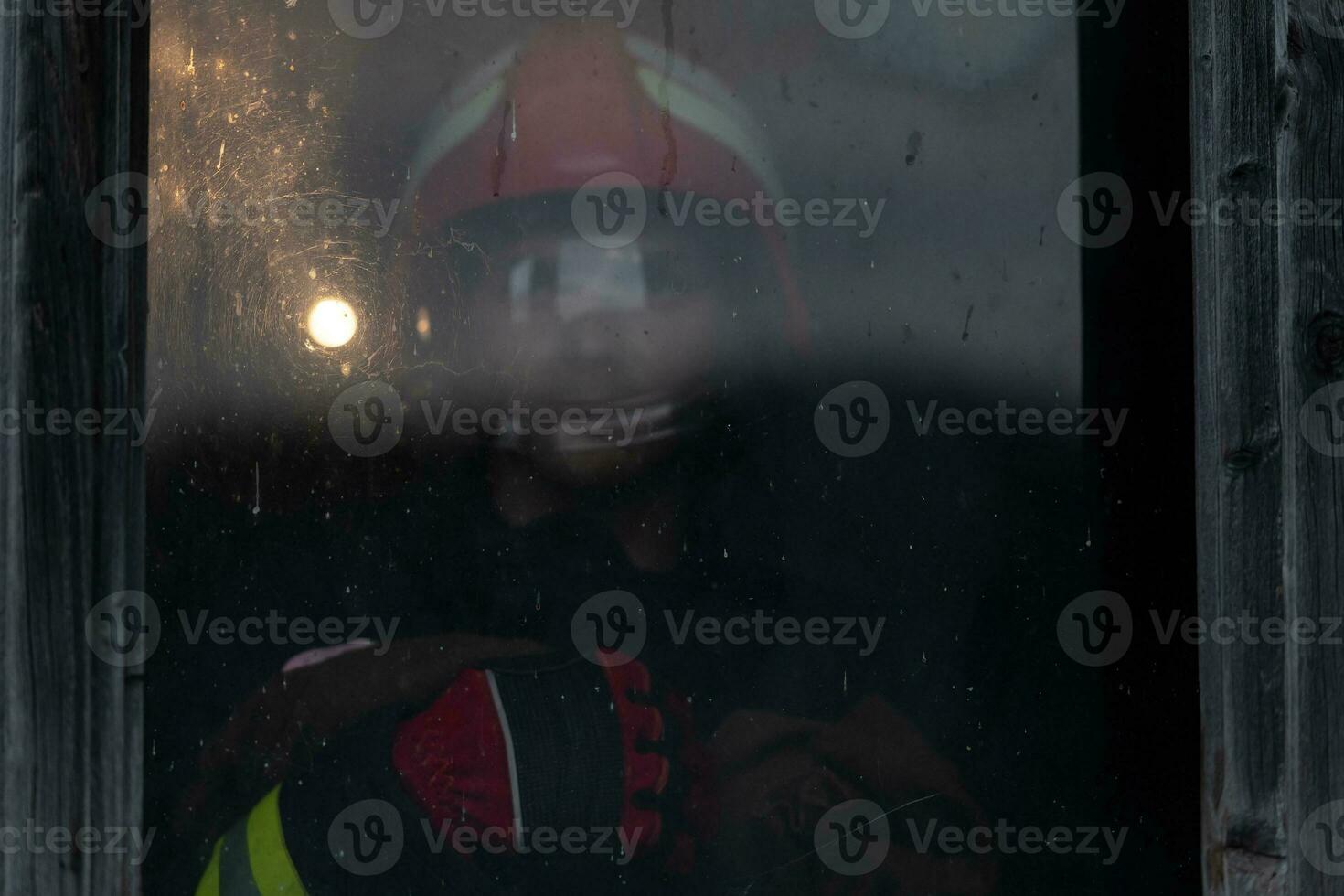 bombeiro herói carregando bebê menina Fora a partir de queimando construção área a partir de fogo incidente. resgate pessoas a partir de perigoso Lugar, colocar foto