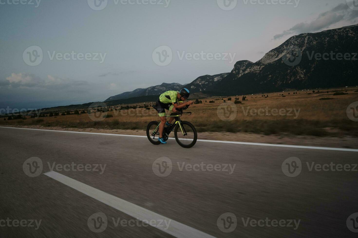 atleta de triatlo andando de bicicleta foto