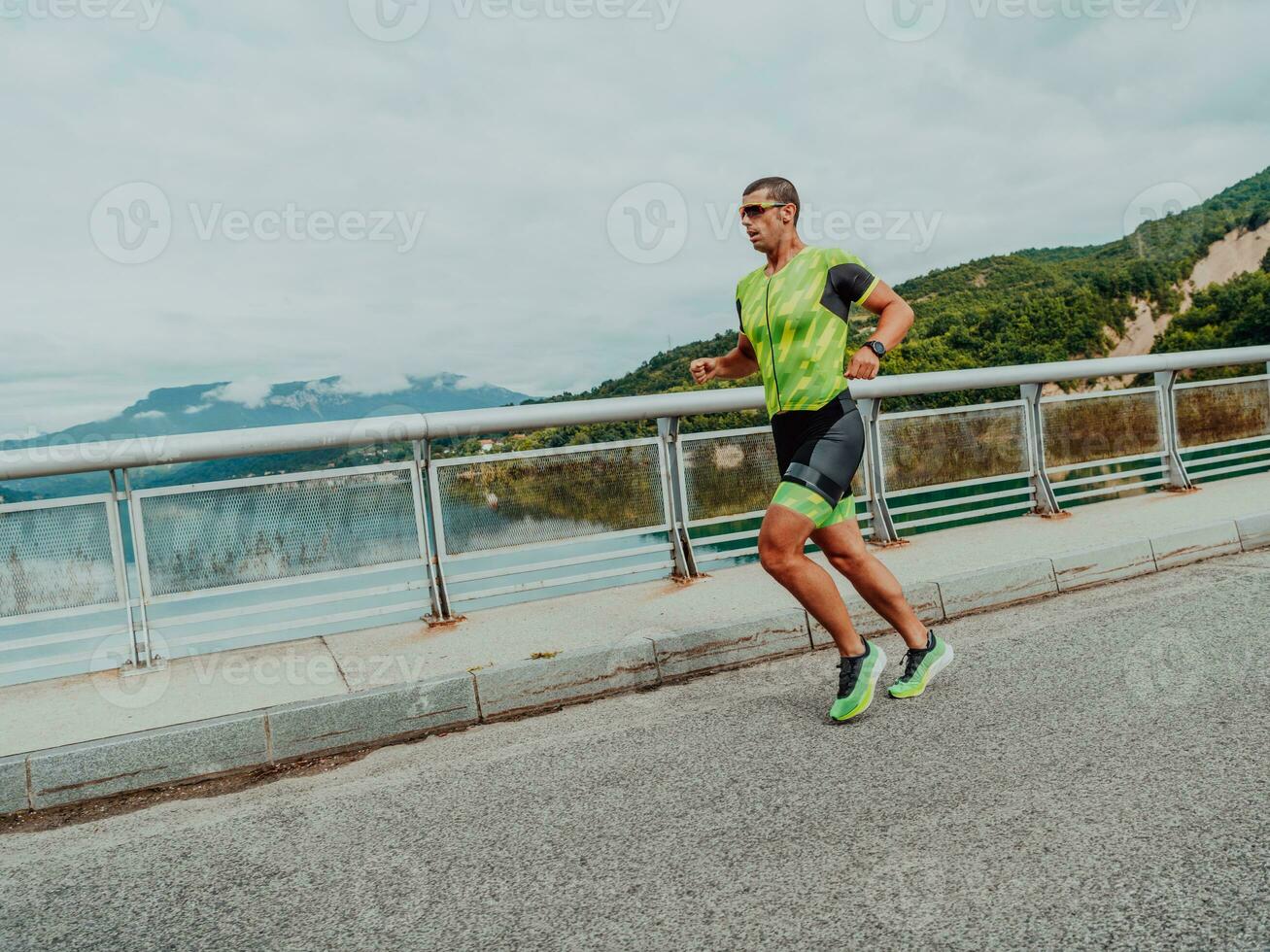 a atleta corrida uma maratona e preparando para dele concorrência. foto do uma maratona corredor corrida dentro a urbano meio Ambiente