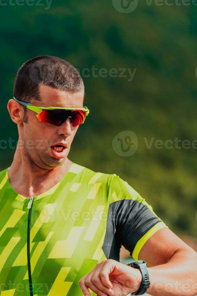 a atleta corrida uma maratona e preparando para dele concorrência. foto do uma maratona corredor corrida dentro a urbano meio Ambiente