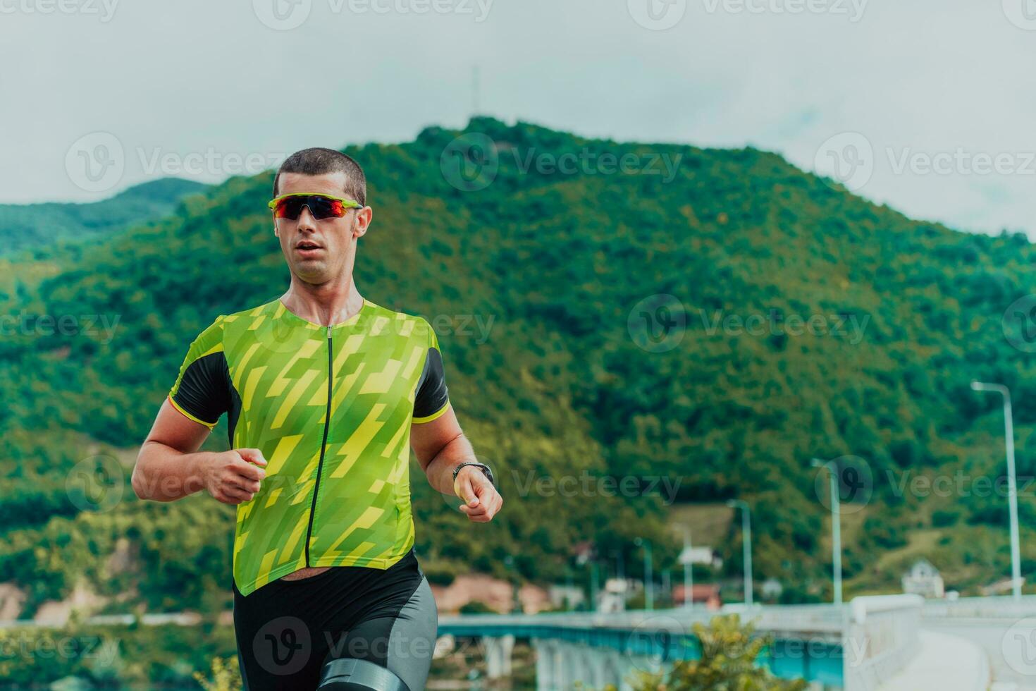 a atleta corrida uma maratona e preparando para dele concorrência. foto do uma maratona corredor corrida dentro a urbano meio Ambiente