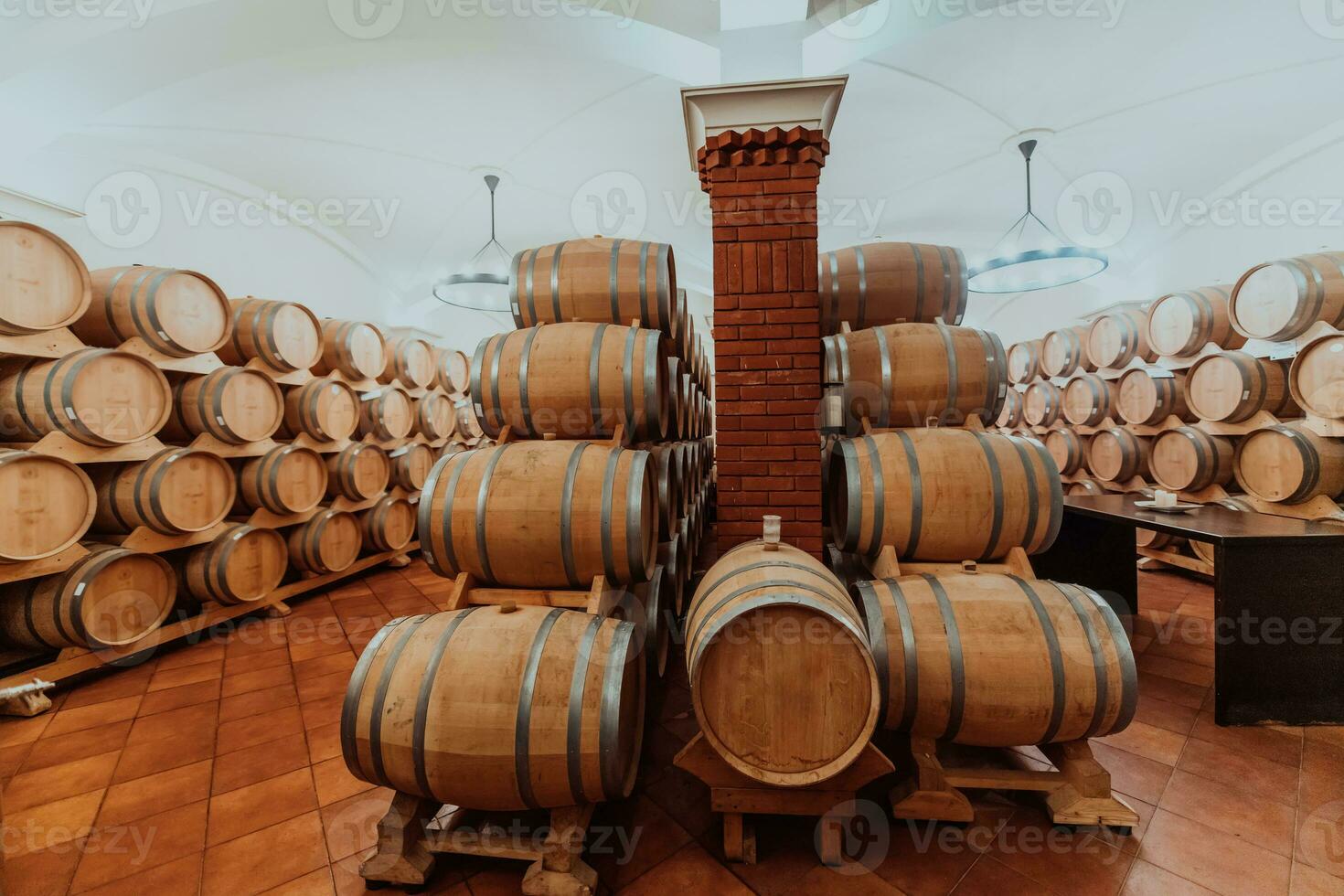 vinho ou conhaque barris dentro a porão do a adega, de madeira vinho barris dentro perspectiva. vinho cofres.vintage carvalho barris do construir Cerveja ou conhaque. foto