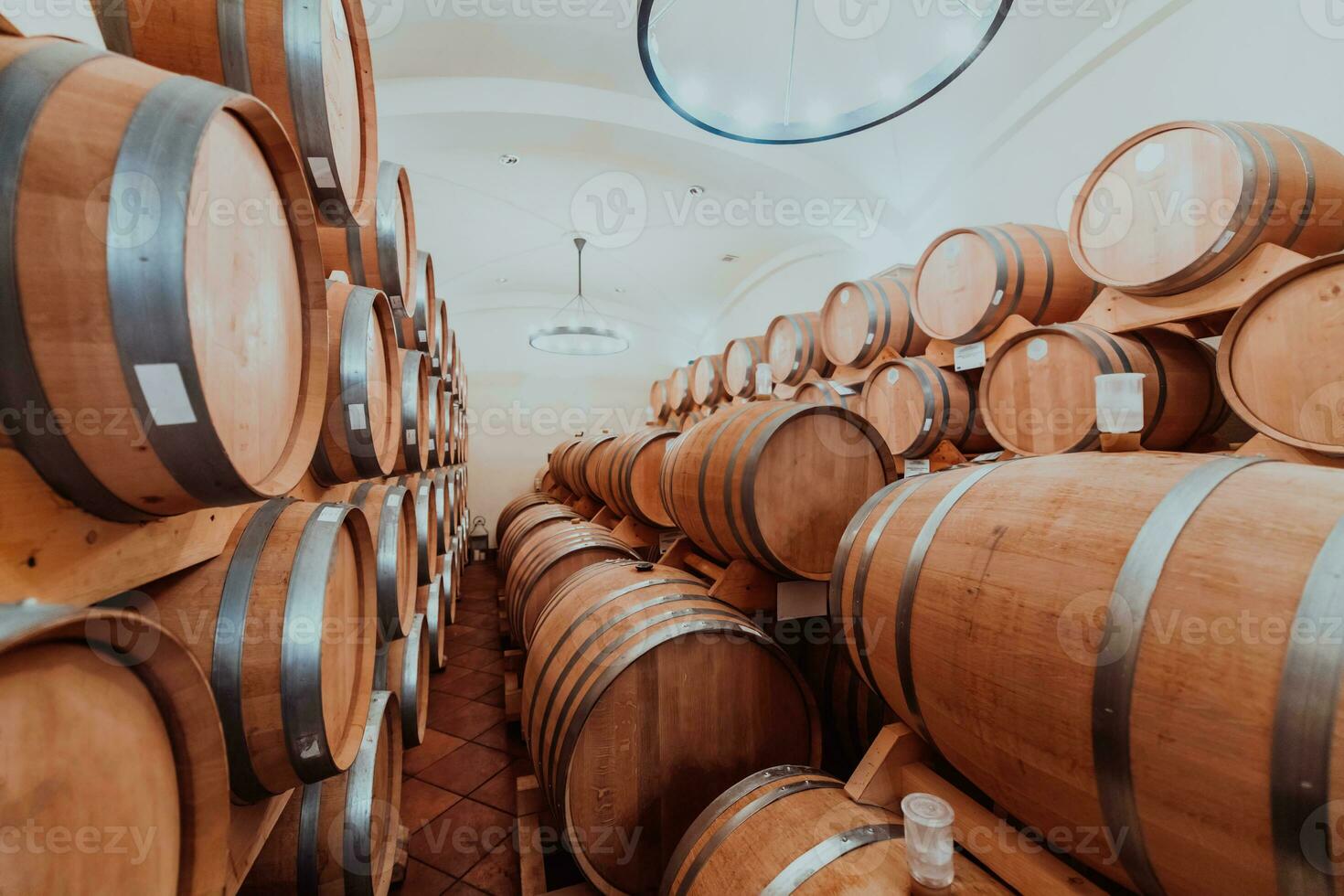 vinho ou conhaque barris dentro a porão do a adega, de madeira vinho barris dentro perspectiva. vinho cofres.vintage carvalho barris do construir Cerveja ou conhaque. foto