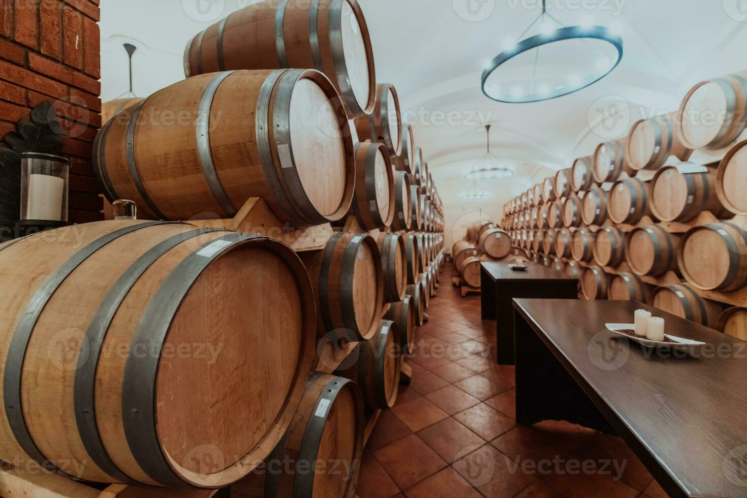 vinho ou conhaque barris dentro a porão do a adega, de madeira vinho barris dentro perspectiva. vinho cofres.vintage carvalho barris do construir Cerveja ou conhaque. foto