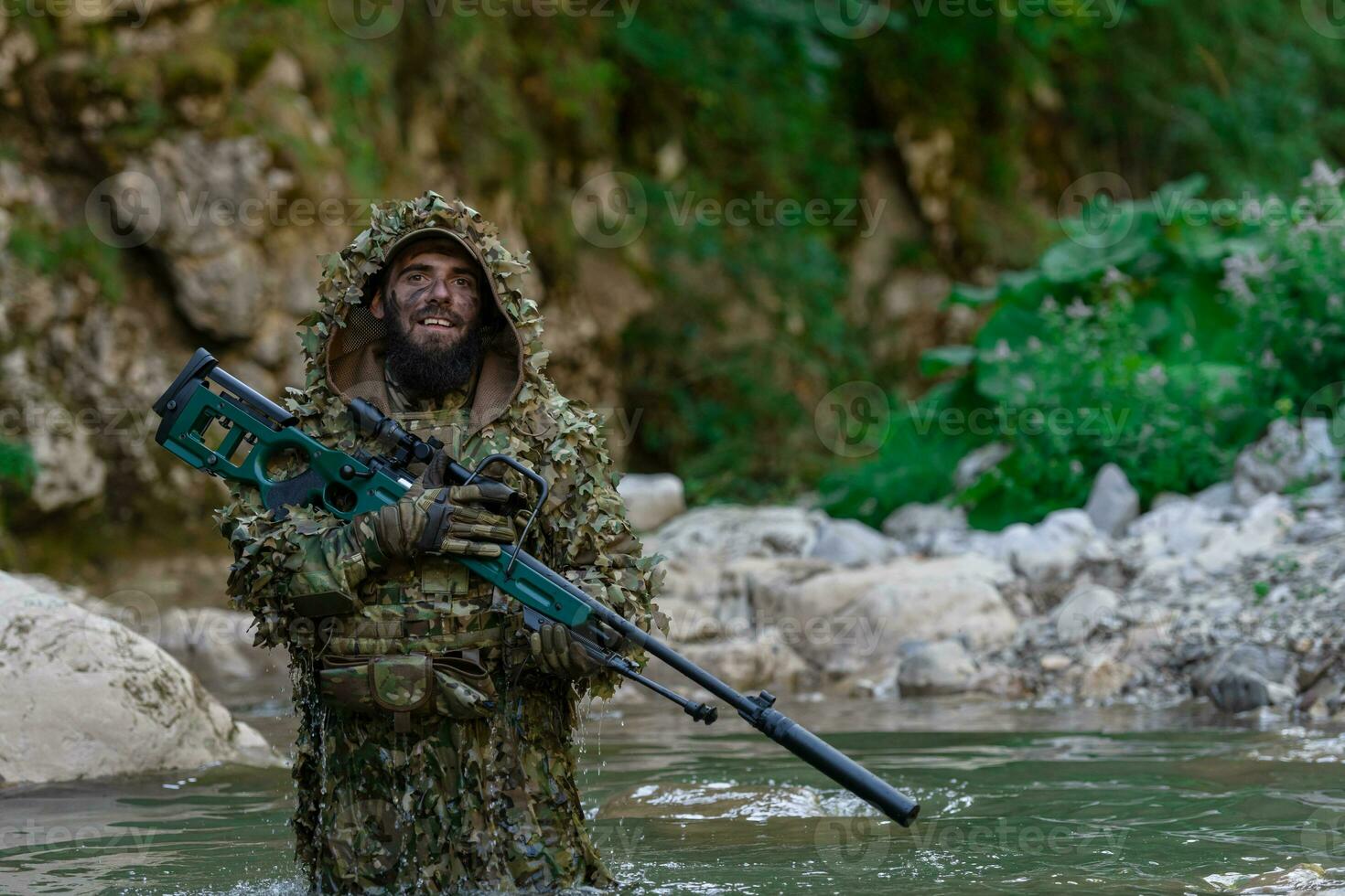 uma militares homem ou airsoft jogador dentro uma camuflar terno esgueirar-se a rio e mira a partir de uma Franco atirador rifle para a lado ou para alvo. foto