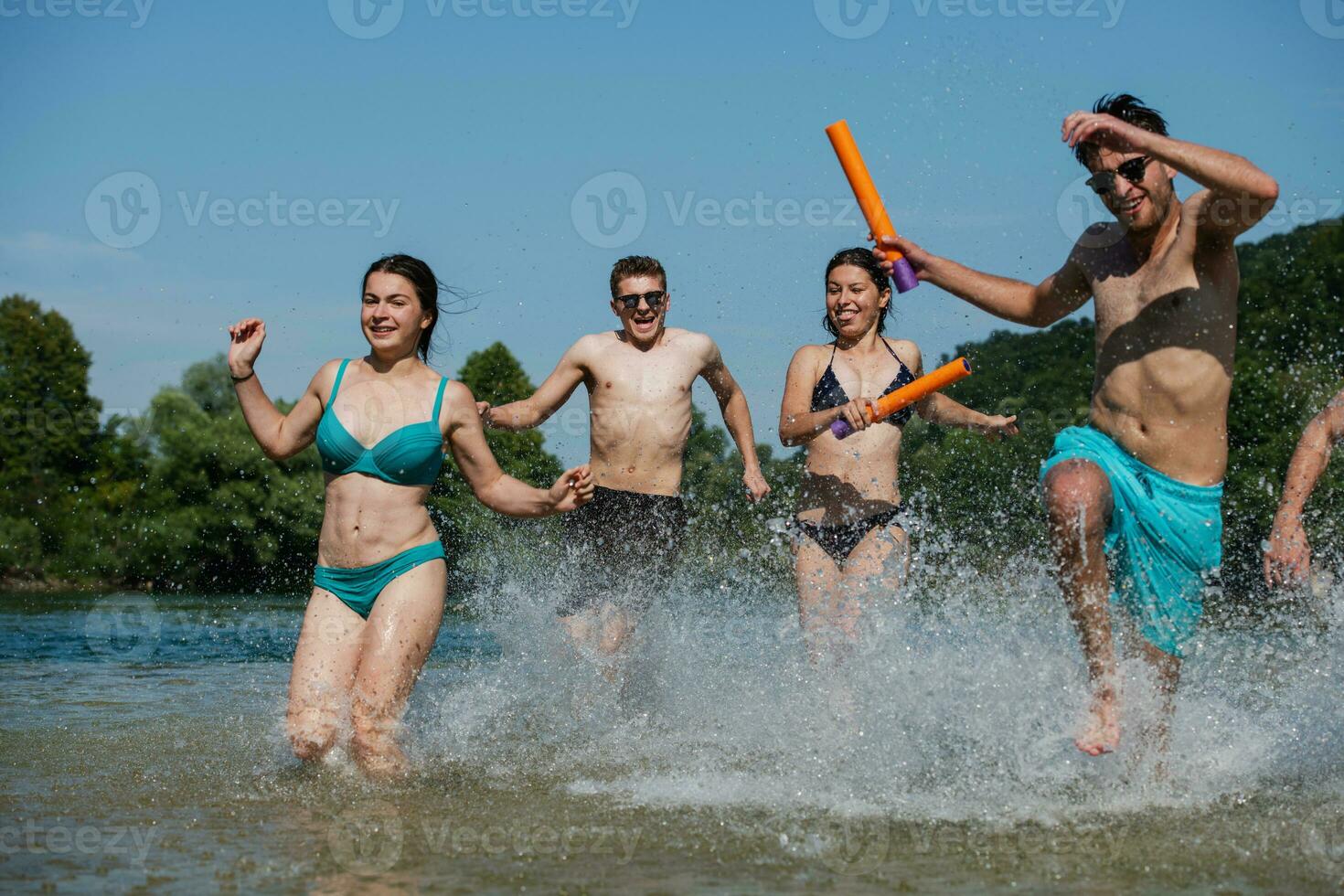 amigos de alegria de verão se divertindo no rio foto