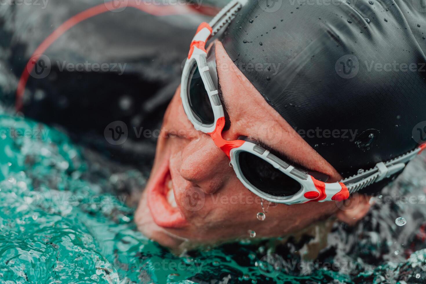 uma triatleta dentro uma profissional natação terno trens em a rio enquanto preparando para olímpico natação foto