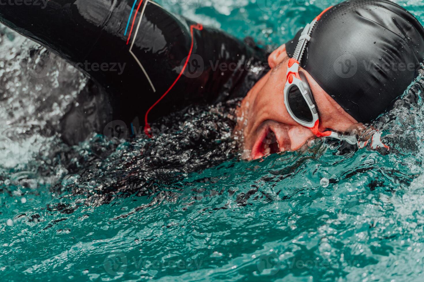 uma triatleta dentro uma profissional natação terno trens em a rio enquanto preparando para olímpico natação foto