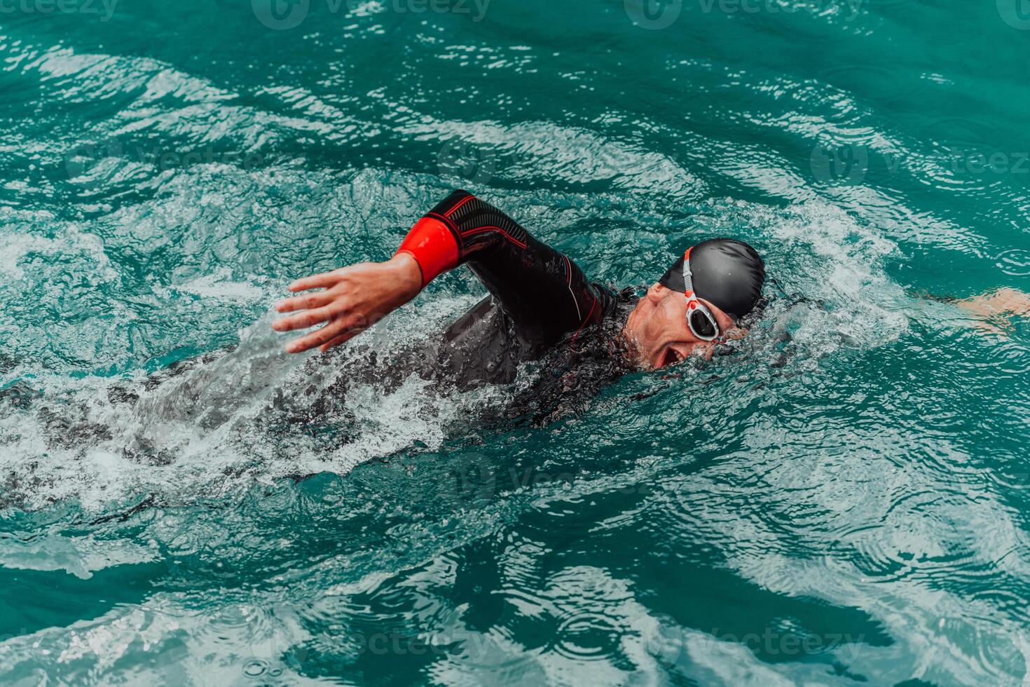 uma triatleta dentro uma profissional natação terno trens em a rio enquanto preparando para olímpico natação foto