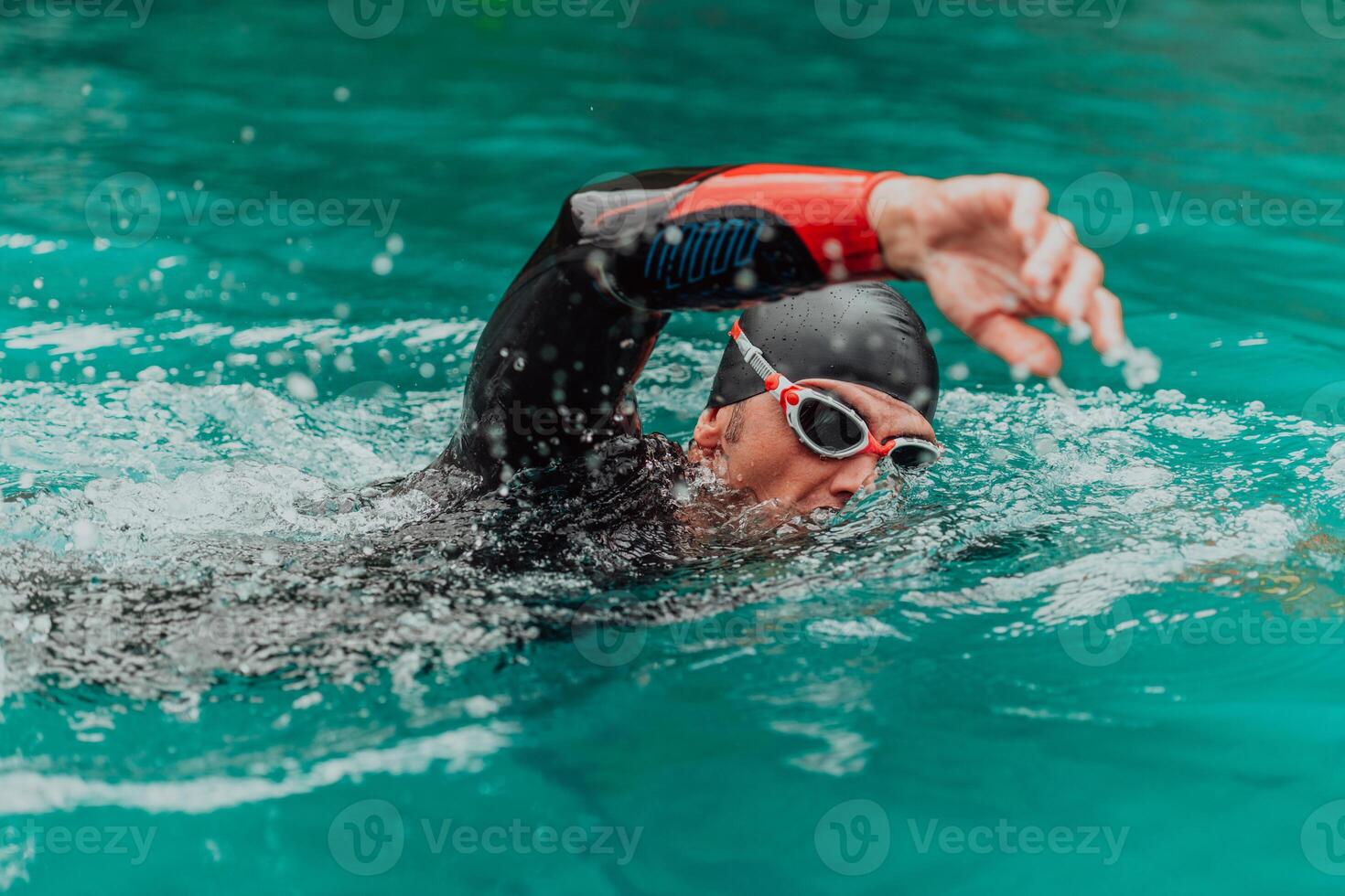 uma triatleta dentro uma profissional natação terno trens em a rio enquanto preparando para olímpico natação foto