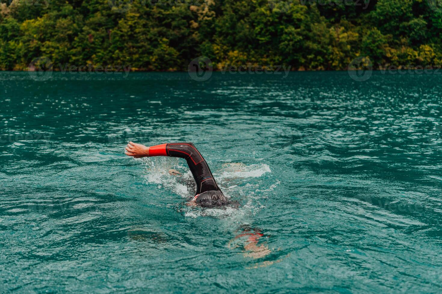 uma triatleta dentro uma profissional natação terno trens em a rio enquanto preparando para olímpico natação foto