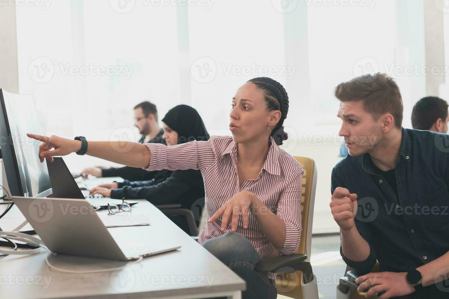 colaborativo processo do multicultural especializado jovem o negócio equipe durante debate encontro dentro escritório.diverso grupo do jovem pessoas vestido dentro formal vestem cooperando em em desenvolvimento Projeto projeto foto