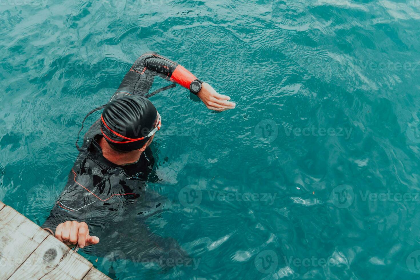 uma triatleta dentro uma profissional natação terno trens em a rio enquanto preparando para olímpico natação foto