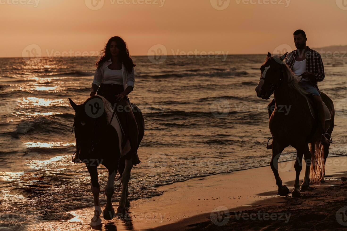 um casal apaixonado em roupas de verão, montando um cavalo em uma praia ao pôr do sol. mar e pôr do sol ao fundo. foco seletivo foto