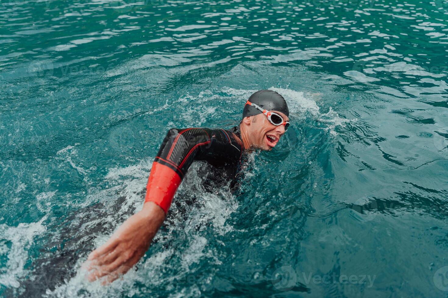 uma triatleta dentro uma profissional natação terno trens em a rio enquanto preparando para olímpico natação foto