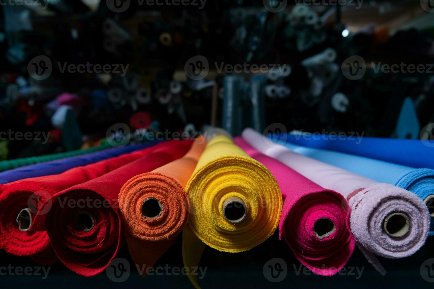 interior do a industrial armazém com tecido rolos amostras. pequeno o negócio têxtil colorida armazém. foto