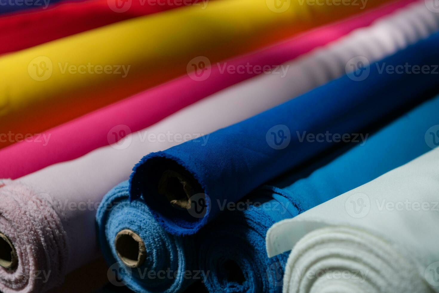 interior do a industrial armazém com tecido rolos amostras. pequeno o negócio têxtil colorida armazém. foto
