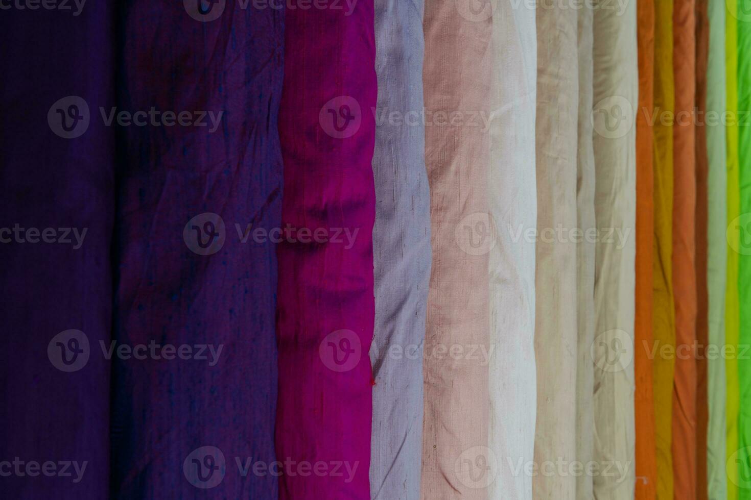 coleção do elegante tecidos. amostras do diferente natural tecidos para de costura uma moda coleção do roupas. ampla seleção do tecidos dentro a loja ou alfaiate armazém. foto