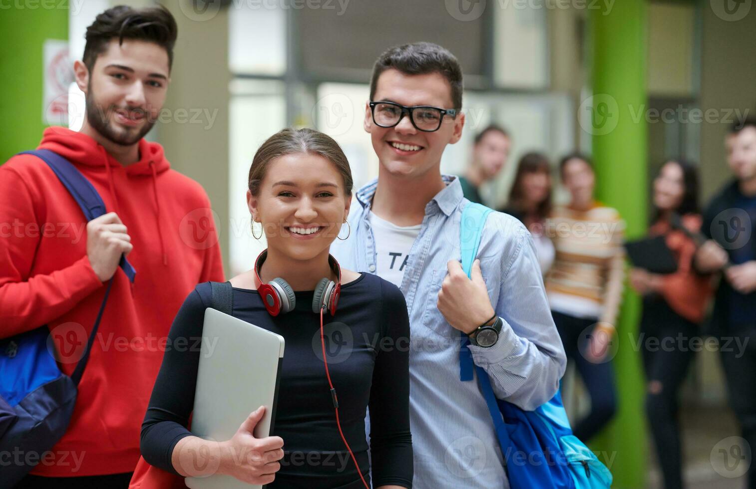 alunos usando tecnologia moderna para projeto escolar foto