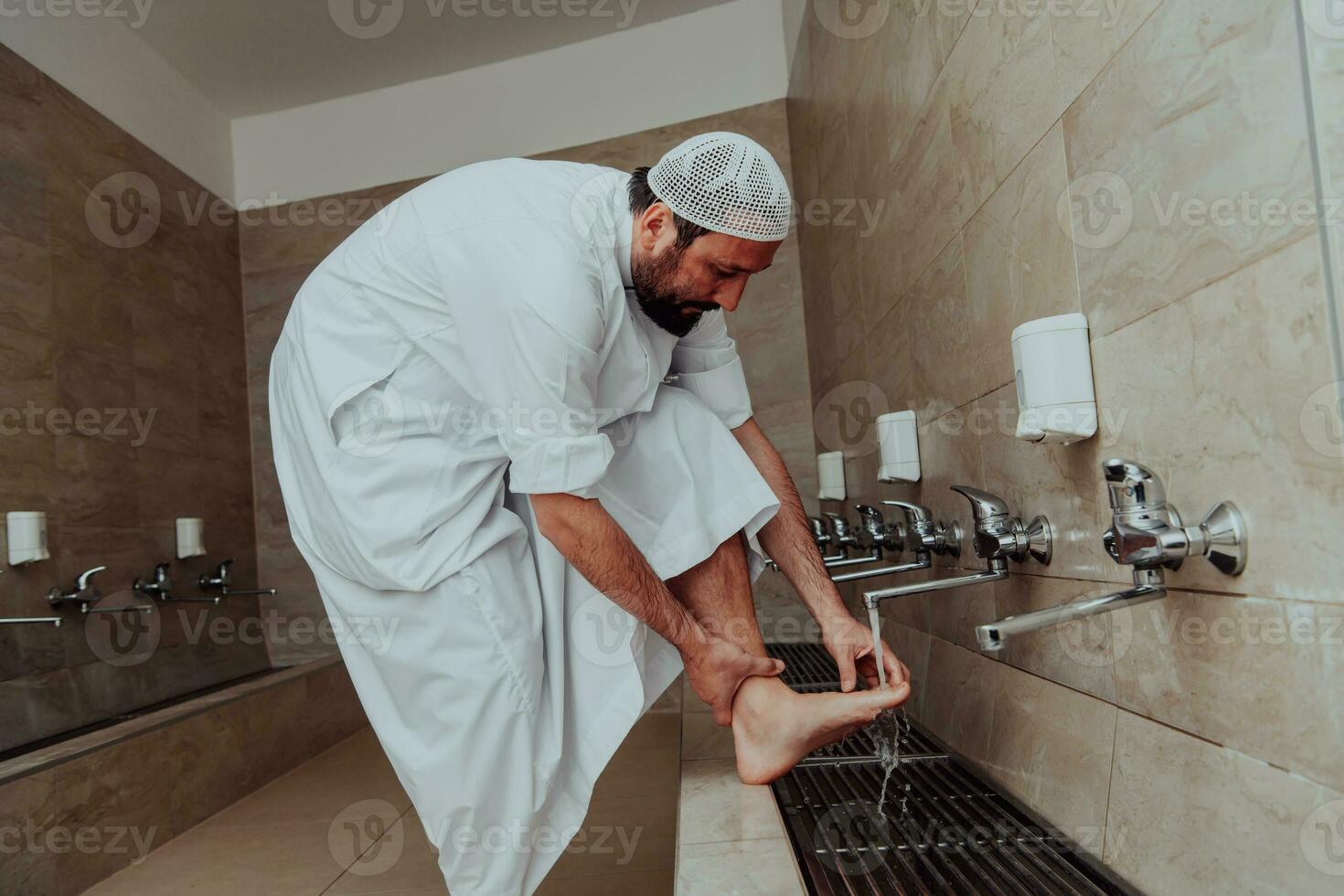 uma muçulmano realizando ablução. ritual religioso limpeza do muçulmanos antes realizando oração. a processo do limpeza a corpo antes oração foto